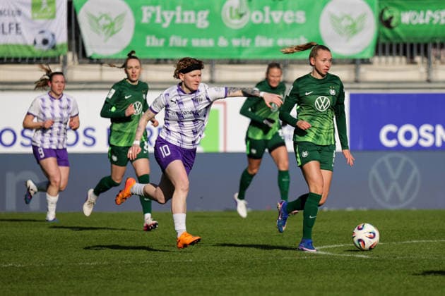 15 02 2026, xgrfx, Soccer Google Pixel Women Bundesliga, VfL Wolfsburg SGS Essen v l Natasha Kowalski SGS Essen , Ella Peddemors VfL Wolfsburg DFL DFB REGULATIONS PROHIBIT ANY USE OF PHOTOGRAPHS as IMAGE SEQUENCES and or QUASI VIDEO Wolfsburg