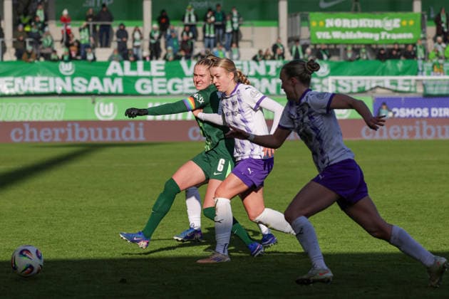 15 02 2026, xgrfx, Soccer Google Pixel Women Bundesliga, VfL Wolfsburg SGS Essen v l Janina Minge VfL Wolfsburg , Lany Bäcker SGS Essen DFL DFB REGULATIONS PROHIBIT ANY USE OF PHOTOGRAPHS as IMAGE SEQUENCES and or QUASI VIDEO Wolfsburg