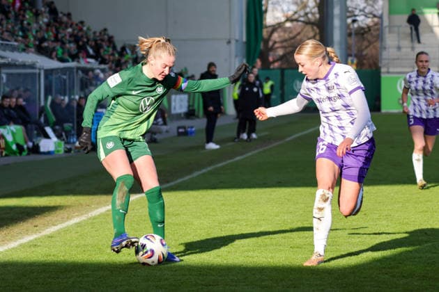 15 02 2026, xgrfx, Soccer Google Pixel Women Bundesliga, VfL Wolfsburg SGS Essen v l Janina Minge VfL Wolfsburg , Lany Bäcker SGS Essen DFL DFB REGULATIONS PROHIBIT ANY USE OF PHOTOGRAPHS as IMAGE SEQUENCES and or QUASI VIDEO Wolfsburg