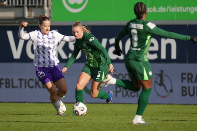15 02 2026, xgrfx, Soccer Google Pixel Women Bundesliga, VfL Wolfsburg SGS Essen v l Paulina Platner SGS Essen , Ella Peddemors VfL Wolfsburg DFL DFB REGULATIONS PROHIBIT ANY USE OF PHOTOGRAPHS as IMAGE SEQUENCES and or QUASI VIDEO Wolfsburg