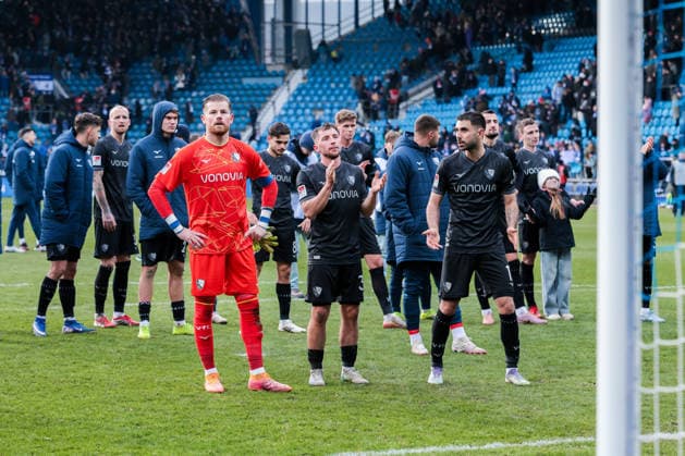 15 02 2026, Football, Season 2025 2026, 2 Bundesliga, Matchday 22, VfL Bochum 1848 SC Paderborn 07, f l Goalkeeper Timo Horn VfL Bochum 1848 , Maximilian Wittek VfL Bochum 1848 , Gerrit Holtmann VfL Bochum 1848 and their teammates thank the fans for their support, Bochum Vonovia Ruhrstadion NRW Germany xRHR PHOTO DEx Copyright: DennisxEwert RHR-FOTOx RHR-FOTO DE