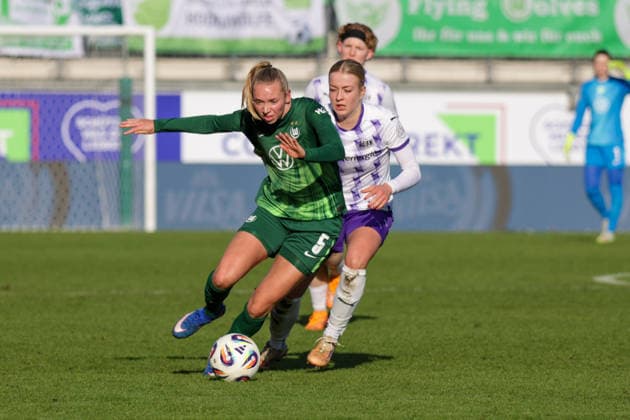 15 02 2026, xgrfx, Soccer Google Pixel Women Bundesliga, VfL Wolfsburg SGS Essen v l Ella Peddemors VfL Wolfsburg , Lany Bäcker SGS Essen DFL DFB REGULATIONS PROHIBIT ANY USE OF PHOTOGRAPHS as IMAGE SEQUENCES and or QUASI VIDEO Wolfsburg