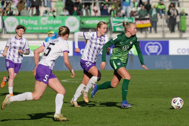 15 02 2026, xgrfx, Soccer Google Pixel Womens Bundesliga, VfL Wolfsburg SGS Essen v l Lany Bäcker SGS Essen Ella Peddemors VfL Wolfsburg DFL DFB REGULATIONS PROHIBIT ANY USE OF PHOTOGRAPHS as IMAGE SEQUENCES and or QUASI VIDEO Wolfsburg