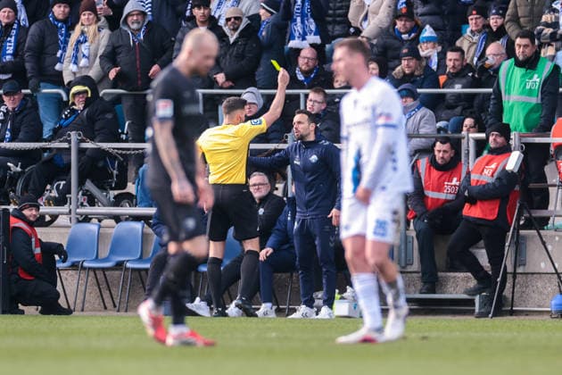 15 02 2026, Football, Season 2025 2026, 2 Bundesliga, Matchday 22, VfL Bochum 1848 SC Paderborn 07, f l Referee Tom Bauer GER shows coach Ralf Kettemann SC Paderborn 07 the yellow card, Bochum Vonovia Ruhrstadion NRW Germany xRHR PHOTO DEx Copyright: DennisxEwert RHR-FOTOx RHR-FOTO DE