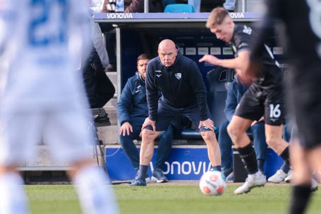 15 02 2026, Football, Season 2025 2026, 2 Bundesliga, Matchday 22, VfL Bochum 1848 SC Paderborn 07, Coach Uwe Rösler VfL Bochum 1848 watches the match, Bochum Vonovia Ruhrstadion NRW Germany xRHR PHOTO DEx Copyright: DennisxEwert RHR-FOTOx RHR-FOTO DE