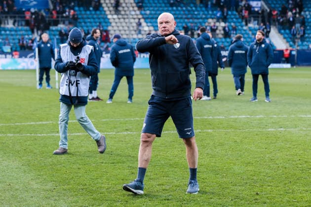 15 02 2026, Football, Season 2025 2026, 2 Bundesliga, 22 Matchday, VfL Bochum 1848 SC Paderborn 07, Coach Uwe Rösler VfL Bochum 1848 thumps his chest with his fist, Bochum Vonovia Ruhrstadion NRW Germany xRHR PHOTO DEx Copyright: DennisxEwert RHR-FOTOx RHR-FOTO DE