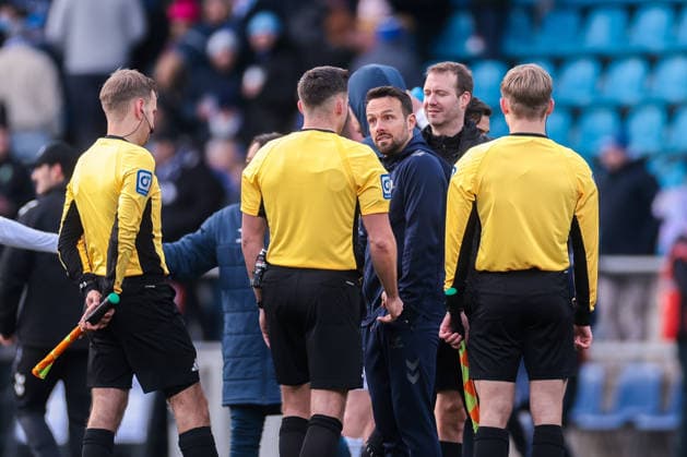 15 02 2026, Football, Season 2025 2026, 2 Bundesliga, Matchday 22, VfL Bochum 1848 SC Paderborn 07, Coach Ralf Kettemann SC Paderborn 07 discusses with the referees even after the final whistle, Bochum Vonovia Ruhrstadion NRW Germany xRHR PHOTO DEx Copyright: DennisxEwert RHR-FOTOx RHR-FOTO DE
