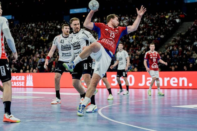 Germany Handball Bundesliga, DAIKIN HBL 2025 26, 21 Matchday Handball Sport Verein Hamburg vs Flensburg Handewitt Barclays Arena Hamburg Niklas Weller HSV Hamburg, 13 , Simon Pytlick SG Flensburg Handewitt, 2 , Blaz Blagotinsek SG Flensburg Handewitt, 43 , Moritz Sauter HSV Hamburg, 33 Copyright: xStefanxTrochax