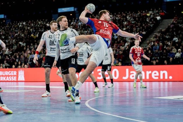 Germany Handball Bundesliga, DAIKIN HBL 2025 26, 21 Matchday Handball Sport Verein Hamburg vs Flensburg Handewitt Barclays Arena Hamburg Niklas Weller HSV Hamburg, 13 , Simon Pytlick SG Flensburg Handewitt, 2 , Blaz Blagotinsek SG Flensburg Handewitt, 43 , Moritz Sauter HSV Hamburg, 33 Copyright: xStefanxTrochax