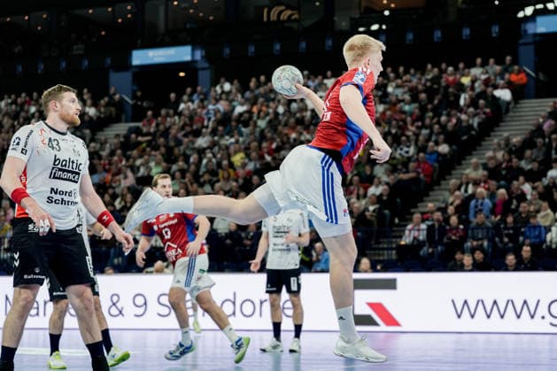 Germany Handball Bundesliga, DAIKIN HBL 2025 26, 21 Matchday Handball Sport Verein Hamburg vs Flensburg Handewitt Barclays Arena Hamburg Frederik Bo Andersen HSV Hamburg, 21 , Blaz Blagotinsek SG Flensburg Handewitt, 43 , Niklas Weller HSV Hamburg, 13 Copyright: xStefanxTrochax