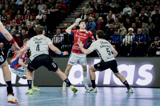 Germany Handball Bundesliga, DAIKIN HBL 2025 26, 21 Matchday Handball Sport Verein Hamburg vs Flensburg Handewitt Barclays Arena Hamburg Elias Kofler HSV Hamburg, 6 , Niclas Kirkelökke SG Flensburg Handewitt, 5 , Johannes Golla SG Flensburg Handewitt, 4 , Moritz Sauter HSV Hamburg, 33 Copyright: xStefanxTrochax
