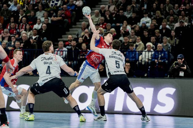 Germany Handball Bundesliga, DAIKIN HBL 2025 26, 21 Matchday Handball Sport Verein Hamburg vs Flensburg Handewitt Barclays Arena Hamburg Elias Kofler HSV Hamburg, 6 , Niclas Kirkelökke SG Flensburg Handewitt, 5 , Johannes Golla SG Flensburg Handewitt, 4 , Moritz Sauter HSV Hamburg, 33 Copyright: xStefanxTrochax