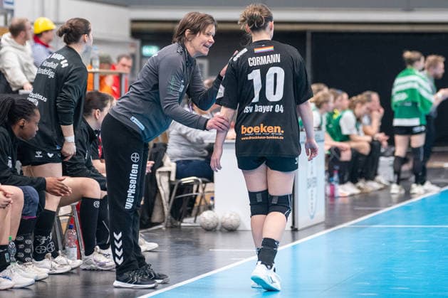 Sybille Gruner TSV Bayer 04 Leverkusen, Coach in conversation with Sophia Cormann TSV Bayer 04 Leverkusen, 10 TSV Bayer 04 Leverkusen vs SG 09 Kirchhof, Handball, ALSCO Handball Bundesliga Women, Matchday 18, Season 2025 2026, 15 02 2026 TSV Bayer 04 Leverkusen vs SG 09 Kirchhof, Handball, ALSCO Handball Bundesliga Women, Matchday 18, Season 2025 2026, 15 02 2026 Leverkusen Copyright: xEibner-Pressefoto ThomasxHaeslerx EP_THR