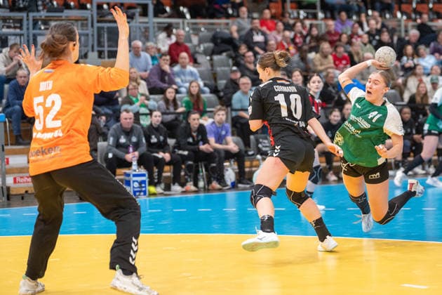 Anna Clara Rudolf SG 09 Kirchhof, 41 comes to throw against Sophia Cormann TSV Bayer 04 Leverkusen, 10 and Merle Muth TSV Bayer 04 Leverkusen, 52 TSV Bayer 04 Leverkusen vs SG 09 Kirchhof, Handball, ALSCO Handballbundesliga Frauen, 18 Spieltag, Saison 2025 2026, 15 02 2026 TSV Bayer 04 Leverkusen vs SG 09 Kirchhof, Handball, ALSCO Handballbundesliga Frauen, 18 Spieltag, Saison 2025 2026, 15 02 2026 Leverkusen Copyright: xEibner-Pressefoto ThomasxHaeslerx EP_THR