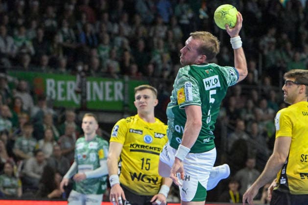15 02 2026, xlakx, Handball Daikin HBL, Fuechse Berlin TVB Stuttgart v l Max Darj Fuechse Berlin goes for the jump shot Berlin Daniel Lakomski