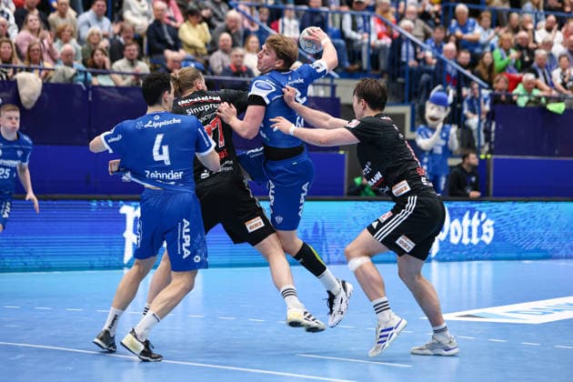15 02 2026, xKWIx, Handball, DAIKIN HBL, TBV Lemgo Lippe HC Erlangen, PHOENIX CONTACT arena Lukas Hutecek TBV Lemgo Lippe 2 in a duel against Maciej Gebala HC Erlangen 77 and Florian Scheerer HC Erlangen 10 with Samuel Zehnder TBV Lemgo Lippe 4 Photo xKamilxWilkowskixPressefotoKochx NRW Germany