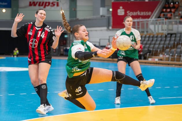 Vanessa Ulrich SG 09 Kirchhof, 48 has prevailed against Henriette Clauberg TSV Bayer 04 Leverkusen, 14 TSV Bayer 04 Leverkusen vs SG 09 Kirchhof, Handball, ALSCO Handballbundesliga Frauen, 18 Spieltag, Saison 2025 2026, 15 02 2026 TSV Bayer 04 Leverkusen vs SG 09 Kirchhof, Handball, ALSCO Handballbundesliga Frauen, 18 Spieltag, Saison 2025 2026, 15 02 2026 Leverkusen Copyright: xEibner-Pressefoto ThomasxHaeslerx EP_THR