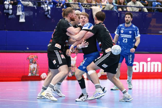 15 02 2026, xKWIx, Handball, DAIKIN HBL, TBV Lemgo Lippe HC Erlangen, PHOENIX CONTACT arena Lukas Hutecek TBV Lemgo Lippe 2 in a duel against Florian Scheerer HC Erlangen 10 and Maciej Gebala HC Erlangen 77 Photo xKamilxWilkowskixPressefotoKochx NRW Germany