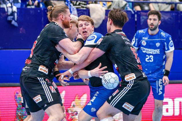 15 02 2026, xKWIx, Handball, DAIKIN HBL, TBV Lemgo Lippe HC Erlangen, PHOENIX CONTACT arena Lukas Hutecek TBV Lemgo Lippe 2 in a duel against Florian Scheerer HC Erlangen 10 and Maciej Gebala HC Erlangen 77 Photo xKamilxWilkowskixPressefotoKochx NRW Germany