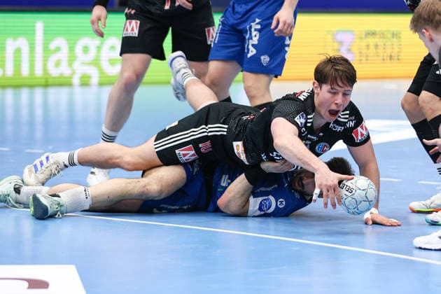 15 02 2026, xKWIx, Handball, DAIKIN HBL, TBV Lemgo Lippe HC Erlangen, PHOENIX CONTACT arena Yannik Bialowas HC Erlangen 7 in duel on Tim Suton TBV Lemgo Lippe 23 lying Photo xKamilxWilkowskixPressefotoKochx NRW Germany