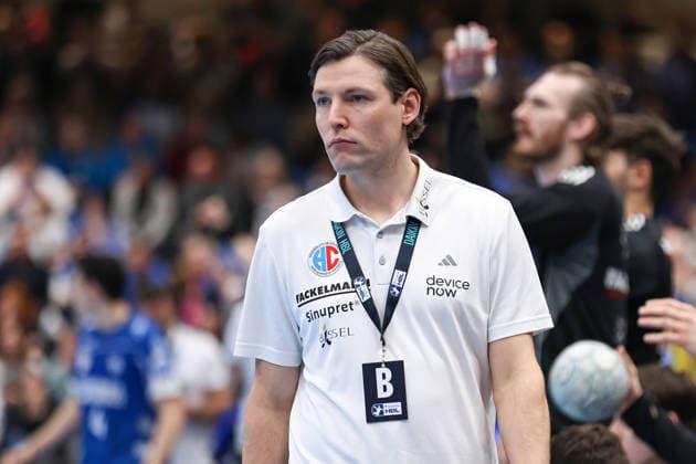 15 02 2026, xKWIx, Handball, DAIKIN HBL, TBV Lemgo Lippe HC Erlangen, PHOENIX CONTACT arena Johannes Sellin HC Erlangen head coach looks angry Photo xKamilxWilkowskixPressefotoKochx NRW Germany
