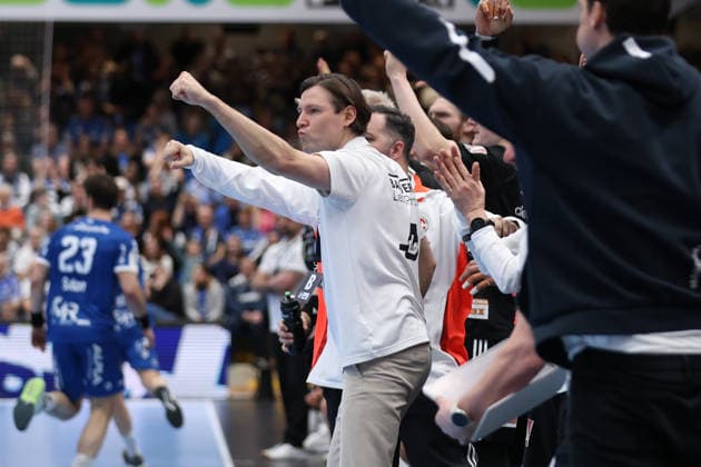 15 02 2026, xKWIx, Handball, DAIKIN HBL, TBV Lemgo Lippe HC Erlangen, PHOENIX CONTACT arena Johannes Sellin HC Erlangen head coach cheers with the bench Photo xKamilxWilkowskixPressefotoKochx NRW Germany