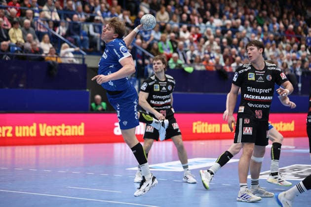 15 02 2026, xKWIx, Handball, DAIKIN HBL, TBV Lemgo Lippe HC Erlangen, PHOENIX CONTACT arena Lukas Hutecek TBV Lemgo Lippe 2 throwing Photo xKamilxWilkowskixPressefotoKochx NRW Germany