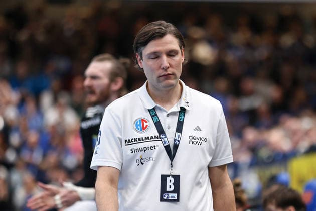 15 02 2026, xKWIx, Handball, DAIKIN HBL, TBV Lemgo Lippe HC Erlangen, PHOENIX CONTACT arena Johannes Sellin HC Erlangen head coach looks disappointed and angry Photo xKamilxWilkowskixPressefotoKochx NRW Germany