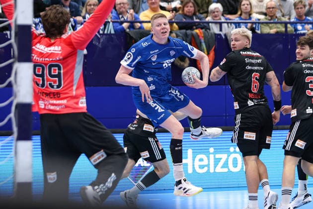 15 02 2026, xKWIx, Handball, DAIKIN HBL, TBV Lemgo Lippe HC Erlangen, PHOENIX CONTACT arena Niels Versteijnen TBV Lemgo Lippe 25 at goal throw Photo xKamilxWilkowskixPressefotoKochx NRW Germany