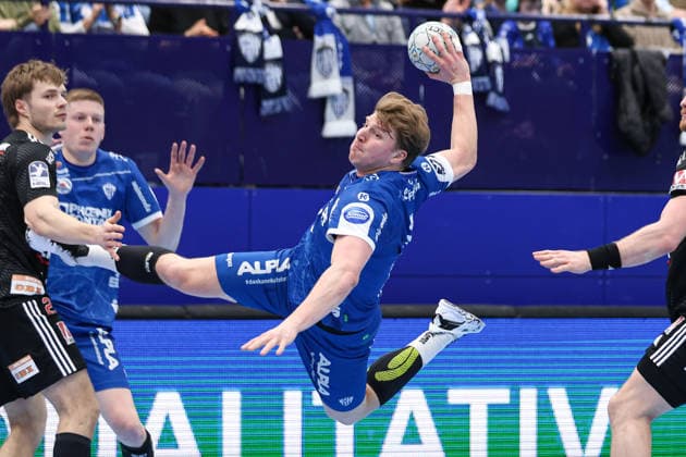 15 02 2026, xKWIx, Handball, DAIKIN HBL, TBV Lemgo Lippe HC Erlangen, PHOENIX CONTACT arena Lukas Hutecek TBV Lemgo Lippe 2 throwing a goal Photo xKamilxWilkowskixPressefotoKochx NRW Germany