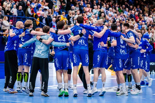 The team of TBV Lemgo Lippe cheers after 27 21 victory GER, TBV Lemgo Lippe vs HC Erlangen, Handball, 1 Bundesliga, 21 Matchday, Season 2025 2026, 15 02 2026 GER, TBV Lemgo Lippe vs HC Erlangen, Handball, 1 Bundesliga, 21 Matchday, Season 2025 2026, 15 02 2026 Lemgo Copyright: xEibner-Pressefoto JanxRollingerx EP_JSK