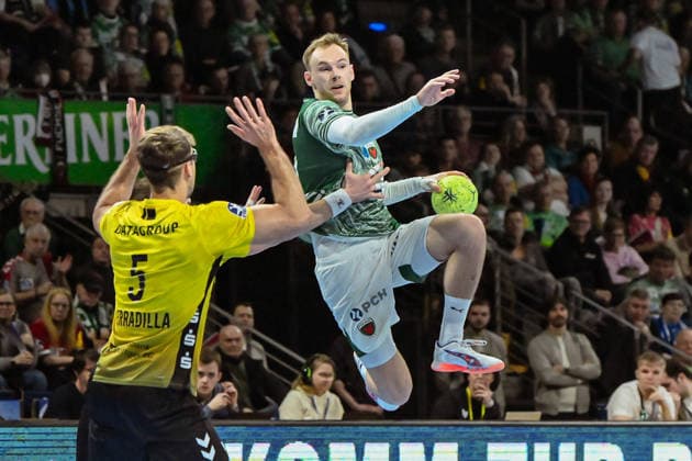 15 02 2026, xlakx, Handball Daikin HBL, Fuechse Berlin TVB Stuttgart v l Antonio Serradilla TVB Stuttgart , Mathias Gidsel Fuechse Berlin goes for the jump shot Berlin Daniel Lakomski