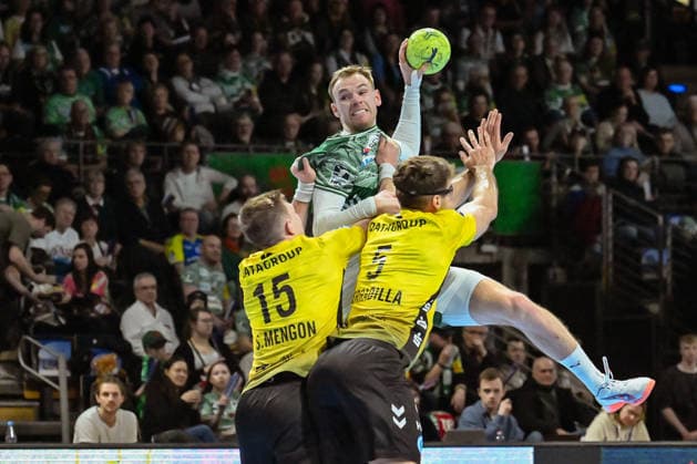 15 02 2026, xlakx, Handball Daikin HBL, Fuechse Berlin TVB Stuttgart f l Simone Mengon TVB Stuttgart , Mathias Gidsel Fuechse Berlin , Antonio Serradilla TVB Stuttgart goes for a jump shot Berlin Daniel Lakomski