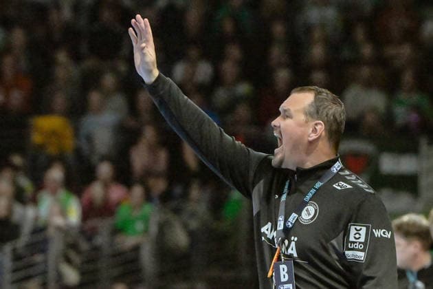 15 02 2026, xlakx, Handball Daikin HBL, Fuechse Berlin TVB Stuttgart v l Misha Kaufmann TVB Stuttgart gives instructions, gestures with his arms, gesticulates, gives instructions Berlin Daniel Lakomski