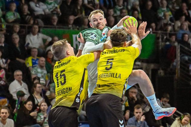 15 02 2026, xlakx, Handball Daikin HBL, Fuechse Berlin TVB Stuttgart f l Simone Mengon TVB Stuttgart , Mathias Gidsel Fuechse Berlin , Antonio Serradilla TVB Stuttgart goes for a jump shot Berlin Daniel Lakomski