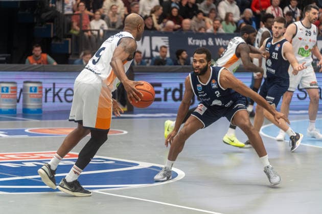 Andrew Harrison Syntainics MBC, 02 defends against DeAndre Lansdowne Rostock Seawolves, 09 Syntainics MBC vs Rostock Seawolves, Basketball, Basketball Bundesliga, 20 Matchday, Season 2025 2026, 15 02 2026 Syntainics MBC vs Rostock Seawolves, Basketball, Basketball Bundesliga, 20 Matchday, Season 2025 2026, 15 02 2026 Weißenfels Copyright: xEibner-Pressefoto PiaxSchindlerx EP_PSR