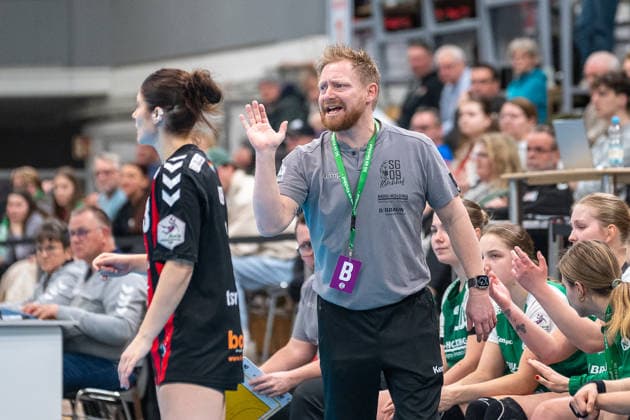 Christian Denk SG 09 Kirchhof, Coach gives loud instructions TSV Bayer 04 Leverkusen vs SG 09 Kirchhof, Handball, ALSCO Handball Bundesliga Women, Matchday 18, Season 2025 2026, 15 02 2026 TSV Bayer 04 Leverkusen vs SG 09 Kirchhof, Handball, ALSCO Handball Bundesliga Women, Matchday 18, Season 2025 2026, 15 02 2026 Leverkusen Copyright: xEibner-Pressefoto ThomasxHaeslerx EP_THR