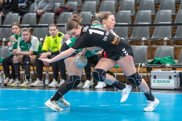 duel between Sophia Cormann TSV Bayer 04 Leverkusen, 10 and Marie Sauerwald SG 09 Kirchhof, 08 TSV Bayer 04 Leverkusen vs SG 09 Kirchhof, Handball, ALSCO Handball Bundesliga Women, Matchday 18, Season 2025 2026, 15 02 2026 TSV Bayer 04 Leverkusen vs SG 09 Kirchhof, Handball, ALSCO Handball Bundesliga Women, Matchday 18, Season 2025 2026, 15 02 2026 Leverkusen Copyright: xEibner-Pressefoto ThomasxHaeslerx EP_THR
