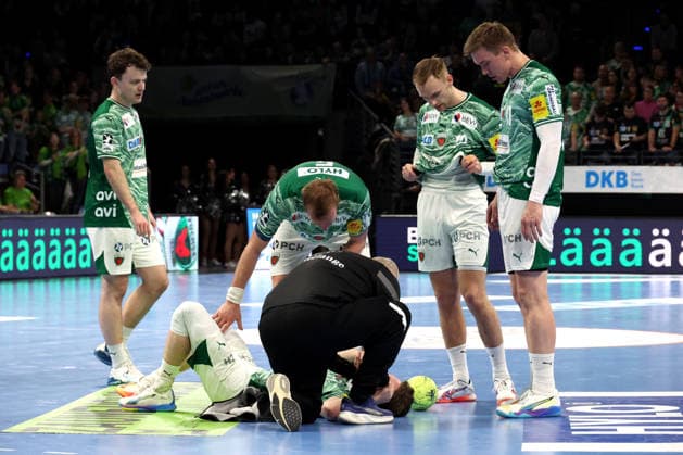 DEU, DHB, 1 HBL, Fuechse Berlin vs TVB Stuttgart, 15 02 2026, Max Schmeling Halle, Berlin, DEU, DHB, 1 HBL, Fuechse Berlin vs TVB Stuttgart, in the picture Nils Lichtlein Fuechse Berlin 17 , injured, Hakun West av Teigum Fuechse Berlin 34 , Mathias Gidsel Fuechse Berlin 19 , Lasse Andersson Fuechse Berlin 11 , Max Darj Fuechse Berlin 5 nordphotoxGmbHx xEngler nph00076