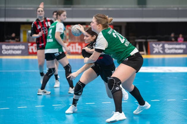Duel between Dana Gruner TSV Bayer 04 Leverkusen, 03 and Luisa Krueger SG 09 Kirchhof, 20 TSV Bayer 04 Leverkusen vs SG 09 Kirchhof, Handball, ALSCO Handball Bundesliga Women, Matchday 18, Season 2025 2026, 15 02 2026 TSV Bayer 04 Leverkusen vs SG 09 Kirchhof, Handball, ALSCO Handball Bundesliga Women, Matchday 18, Season 2025 2026, 15 02 2026 Leverkusen Copyright: xEibner-Pressefoto ThomasxHaeslerx EP_THR