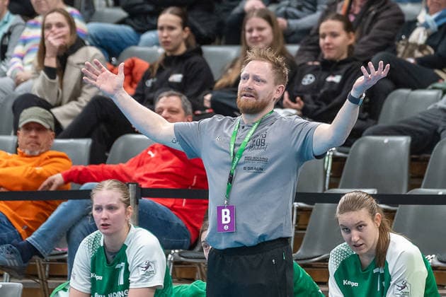 Christian Denk SG 09 Kirchhof, Coach does not agree with the decision TSV Bayer 04 Leverkusen vs SG 09 Kirchhof, Handball, ALSCO Handballbundesliga Frauen, 18 Spieltag, Saison 2025 2026, 15 02 2026 TSV Bayer 04 Leverkusen vs SG 09 Kirchhof, Handball, ALSCO Handballbundesliga Frauen, 18 Spieltag, Saison 2025 2026, 15 02 2026 Leverkusen Copyright: xEibner-Pressefoto ThomasxHaeslerx EP_THR