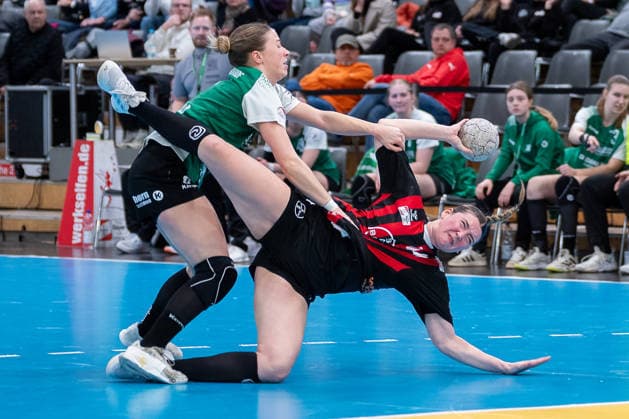 Duel between Marie Sauerwald SG 09 Kirchhof, 08 and Henriette Clauberg TSV Bayer 04 Leverkusen, 14 TSV Bayer 04 Leverkusen vs SG 09 Kirchhof, Handball, ALSCO Handball Bundesliga Women, Matchday 18, Season 2025 2026, 15 02 2026 TSV Bayer 04 Leverkusen vs SG 09 Kirchhof, Handball, ALSCO Handball Bundesliga Women, Matchday 18, Season 2025 2026, 15 02 2026 Leverkusen Copyright: xEibner-Pressefoto ThomasxHaeslerx EP_THR