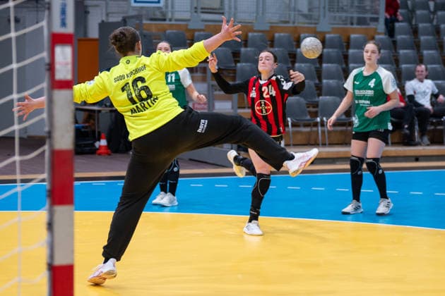 Britt van der Baan TSV Bayer 04 Leverkusen, 24 comes to throw against Charlotta Martin SG 09 Kirchhof, 16 TSV Bayer 04 Leverkusen vs SG 09 Kirchhof, Handball, ALSCO Handball Bundesliga Women, Matchday 18, Season 2025 2026, 15 02 2026 TSV Bayer 04 Leverkusen vs SG 09 Kirchhof, Handball, ALSCO Handball Bundesliga Women, Matchday 18, Season 2025 2026, 15 02 2026 Leverkusen Copyright: xEibner-Pressefoto ThomasxHaeslerx EP_THR