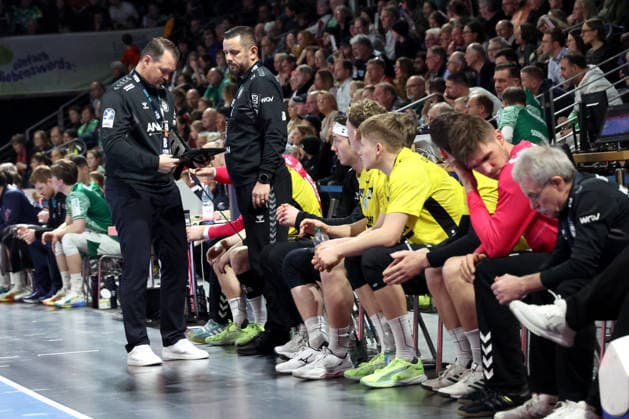 DEU, DHB, 1 HBL, Fuechse Berlin vs TVB Stuttgart, 15 02 2026, Max Schmeling Halle, Berlin, DEU, DHB, 1 HBL, Fuechse Berlin vs TVB Stuttgart, in the picture head coach Misha Kaufmann Stuttgart , Stuttgart players bench nordphotoxGmbHx xEngler nph00076