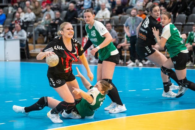 Duel between Annika Ingenpass TSV Bayer 04 Leverkusen, 02 and Luisa Krueger SG 09 Kirchhof, 20 TSV Bayer 04 Leverkusen vs SG 09 Kirchhof, Handball, ALSCO Handball Bundesliga Women, Matchday 18, Season 2025 2026, 15 02 2026 TSV Bayer 04 Leverkusen vs SG 09 Kirchhof, Handball, ALSCO Handball Bundesliga Women, Matchday 18, Season 2025 2026, 15 02 2026 Leverkusen Copyright: xEibner-Pressefoto ThomasxHaeslerx EP_THR