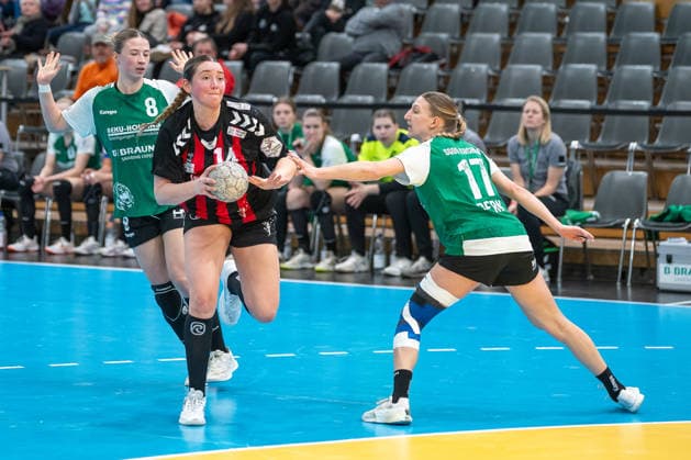 Duel between Henriette Clauberg TSV Bayer 04 Leverkusen, 14 and Hannah Berk SG 09 Kirchhof, 17 TSV Bayer 04 Leverkusen vs SG 09 Kirchhof, Handball, ALSCO Handball Bundesliga Women, Matchday 18, Season 2025 2026, 15 02 2026 TSV Bayer 04 Leverkusen vs SG 09 Kirchhof, Handball, ALSCO Handball Bundesliga Women, Matchday 18, Season 2025 2026, 15 02 2026 Leverkusen Copyright: xEibner-Pressefoto ThomasxHaeslerx EP_THR