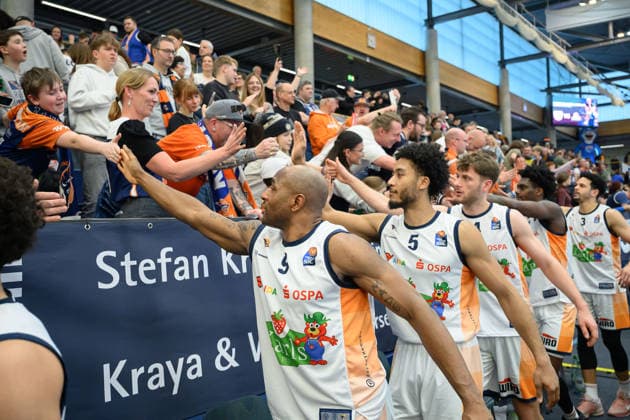 Rostock fans high-five after the 94 80 away win, Syntainics MBC vs Rostock Seawolves, Basketball, 1 Bundesliga, Men, 20 Matchday Main Round, Season 2025 26, 15 02 2026 Weißenfels Stadthalle Sachsen Anhalt Germany
