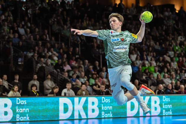 15 02 2026, xlakx, Handball Daikin HBL, Fuechse Berlin TVB Stuttgart v l Nils Lichtlein Fuechse Berlin goes for the jump shot Berlin Daniel Lakomski