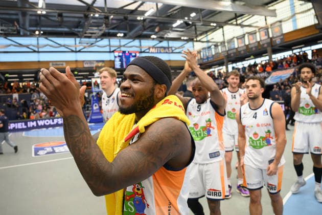 The Rostockers cheer after the 94 80 away win, Syntainics MBC vs Rostock Seawolves, Basketball, 1 Bundesliga, Men, 20 Matchday Main Round, Season 2025 26, 15 02 2026 Weißenfels Stadthalle Sachsen Anhalt Germany
