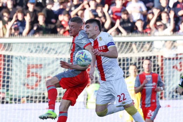 Cremonese s Jamie Vardy and Genoa™s Johan Vasquez during the Serie A soccer match between Cremonese and Genoa at the Giovanni Zini Stadium in Cremona Italy, 15 february 2026. - Soccer .  Copyright: xAlbertoxMariani LaPressex